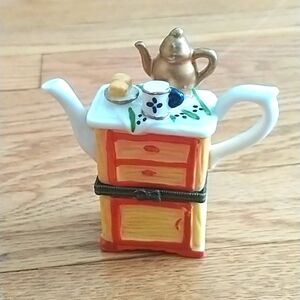 Teapot Collection with Tea setting